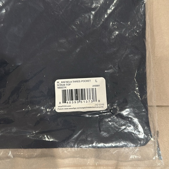 Figs Rafaela oversized scrub top in Navy - Picture 3 of 3